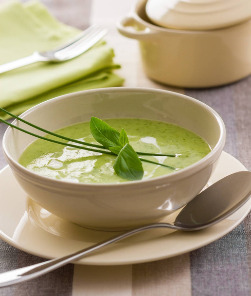 Крем-суп с базиликом и луком
 - Фото, изображение