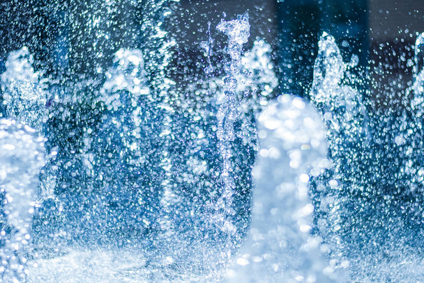 O jorro de água de uma fonte. Splash de água na fonte, imagem abstrata
 - Foto, Imagem