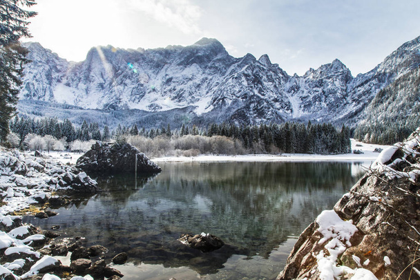 primera nieve en el lago de montaña
 - Foto, imagen