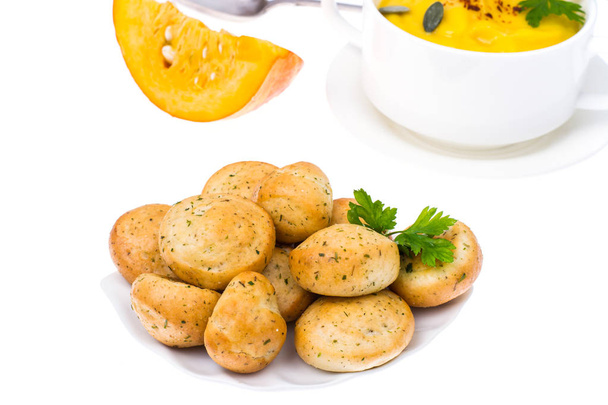 Kleine snack broodjes met knoflook op plaat - Foto, afbeelding