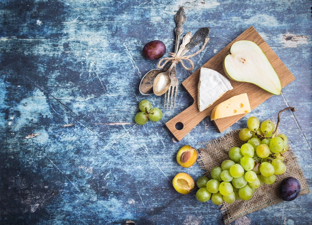 Friss természetes gyümölccsel és sajttal - Fotó, kép