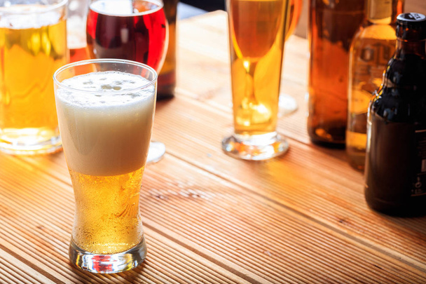 Un bancone da pub in legno, concentrati su un bicchiere di birra ghiacciato
 - Foto, immagini