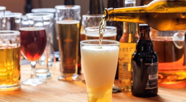 Пиво в склянці пива на фоні пабу
 - Фото, зображення