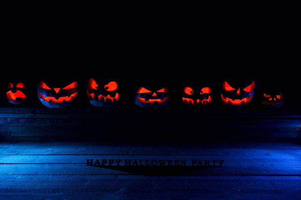 Η έννοια του Halloween. Πολλά κακά Scary κολοκύθες με το σκούρο w - Φωτογραφία, εικόνα