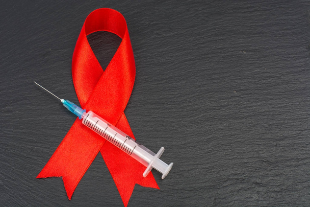 Медицинская концепция, красная лента - символ Дня борьбы со СПИДом, 1 декабря
 - Фото, изображение