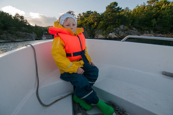 Seděl na přídi člunu dítěte jízda zpět domů - Fotografie, Obrázek