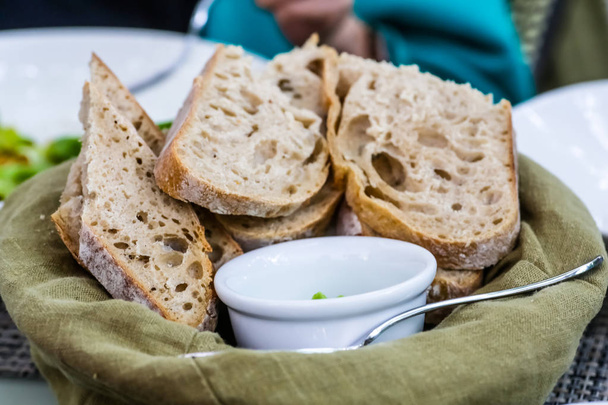 Sepet yeşil tereyağlı ekmek edinilebilir. - Fotoğraf, Görsel