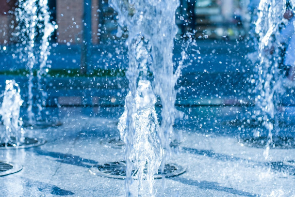 Поток воды из фонтана. Всплеск воды в фонтане, абстрактное изображение
 - Фото, изображение