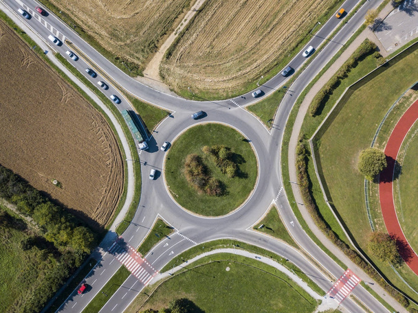 Luftaufnahme eines Kreisverkehrs und Fahrzeugverkehr - Foto, Bild