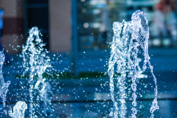 Lo zampillo d'acqua di una fontana. Schizzo d'acqua nella fontana, immagine astratta
 - Foto, immagini