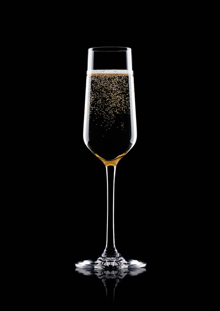 Champagne glass with bubbles with reflection - Zdjęcie, obraz
