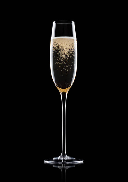 Champagne glass with bubbles with reflection - Фото, изображение