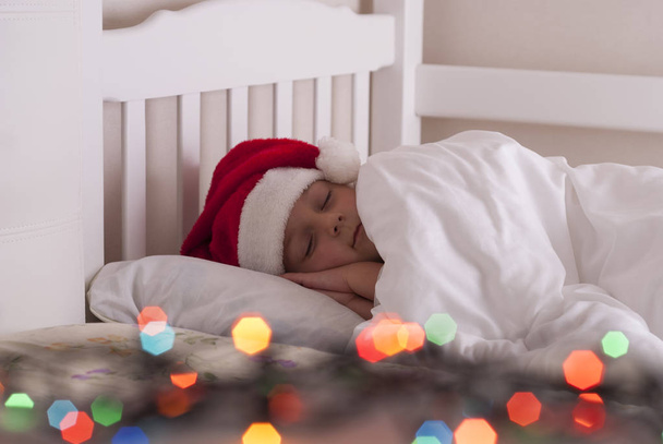 Noel Baba şapkası yatakta kız - Fotoğraf, Görsel