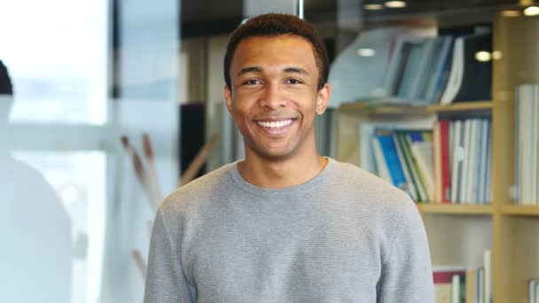 Portrait de jeune homme afro-américain souriant
 - Séquence, vidéo