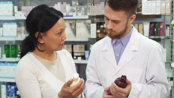 Een volwassen vrouw raadpleegt een apotheker over remedie - Video
