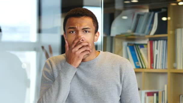 Zszokowany mężczyzna afro-amerykański, portret w pracy, zaskoczony przez zaskoczenie - Materiał filmowy, wideo