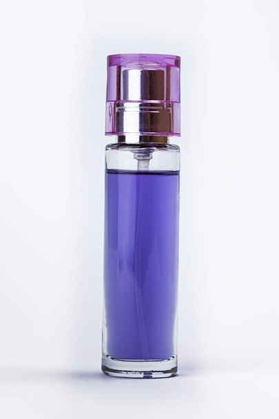perfume en el frasco sobre fondo blanco
 - Foto, Imagen
