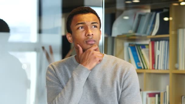 Pensando, Lluvia de ideas Hombre joven afroamericano, Retrato
 - Imágenes, Vídeo