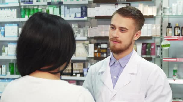 Un gentil pharmacien donne à la femme son achat
 - Séquence, vidéo