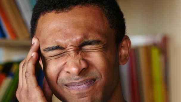 Kopfschmerzen, gestresster afroamerikanischer Mann aus nächster Nähe - Filmmaterial, Video