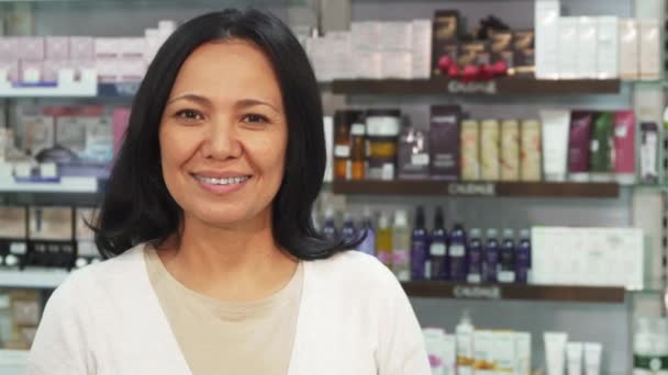Ευτυχισμένη γυναίκα δείχνει χάπια και μπράβο - Πλάνα, βίντεο