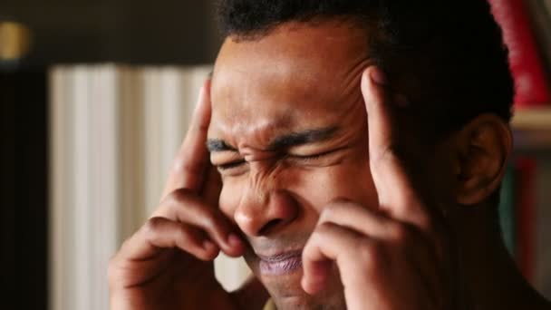 Baş ağrısı, stresli Afro-Amerikan erkek yüz yakın çekim - Video, Çekim
