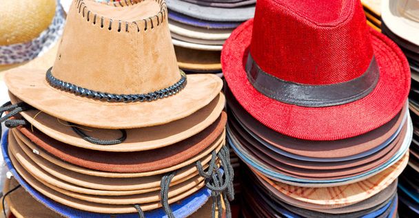 vanhoilla markkinoilla paljon värillisiä hattuja, kuten tausta vaatteita
 - Valokuva, kuva