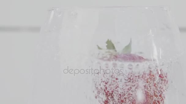 eine Erdbeere Wasser werfen - Filmmaterial, Video