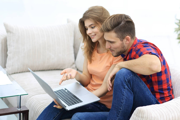 молодая пара смотрит видео на ноутбуке
 - Фото, изображение
