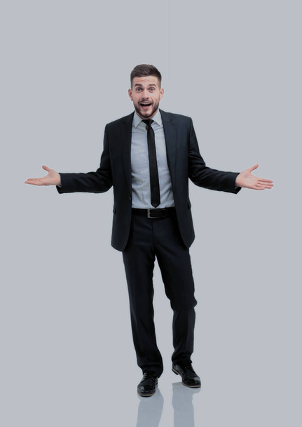 Удивленный эмоциональный бизнесмен позирует на белом фоне
 - Фото, изображение