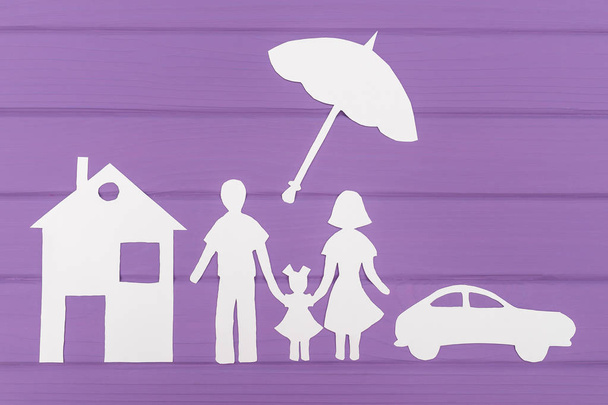 Erkek ve kadın şemsiye, ev ve araba yakınındaki altında bir kız ile kağıt kesme siluetleri - Fotoğraf, Görsel
