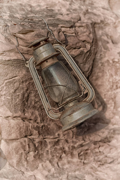  антикварна стара модна лампа ізольована
 - Фото, зображення