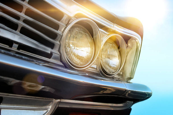 ヘッドライトのランプ レトロなヴィンテージ車のクローズ アップ - 写真・画像