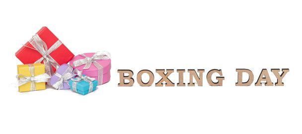 Τα χρωματιστά κουτιά με λόγια Boxing Day, απομονώνονται σε λευκό - Φωτογραφία, εικόνα