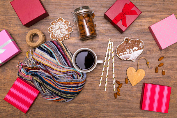 Holiday giftbox present packing flatlay with winter coffee, almond, spices, gingerbreads - Foto, afbeelding