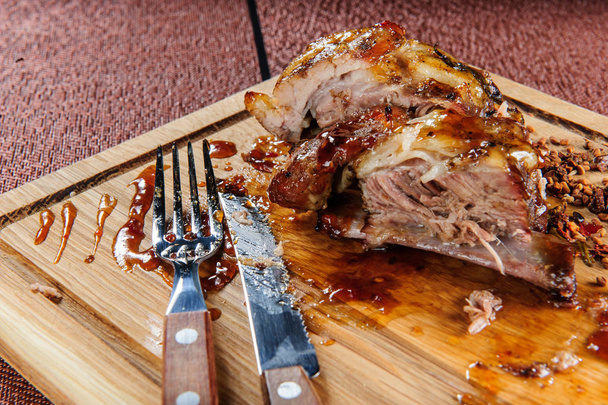 steak de viande de porc grillé sur plaque de coupe en bois sur table en bois
. - Photo, image