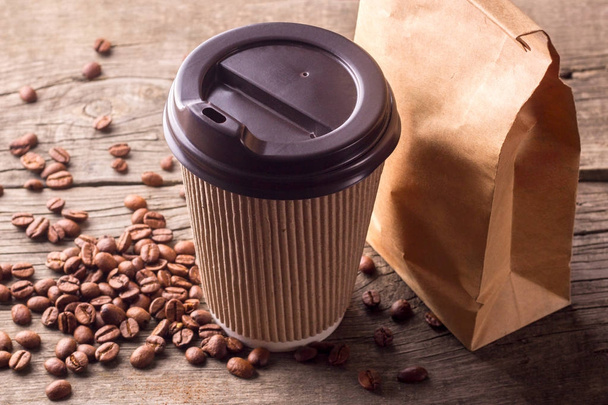 Kahve ve kahvaltı snack. Bir fincan kahve ve bir kağıt torba  - Fotoğraf, Görsel