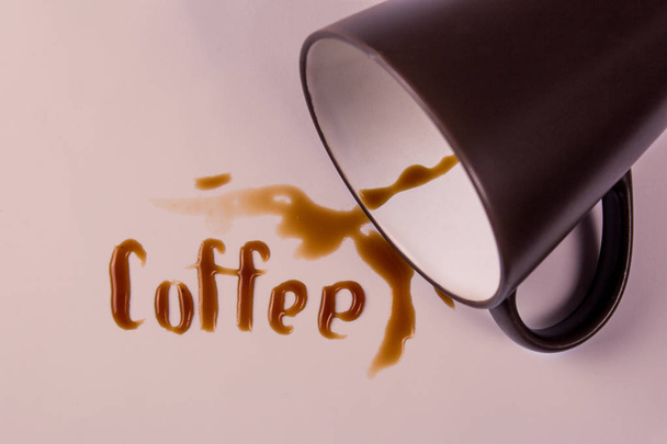 Kiömlött kávé betűk. Papír poharat, és a kávé - Fotó, kép