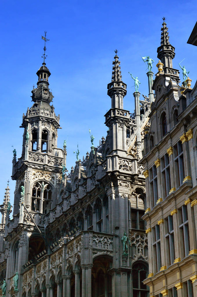 Maison du Roi, een gebouw van housing Brussels City Museum in neo-gotische stijl gelegen in het historische centrum op de Grand Place, Brussel, België - Foto, afbeelding