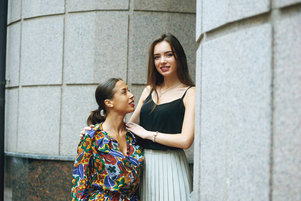 deux jeunes femmes élégamment habillées dans la rue
 - Photo, image