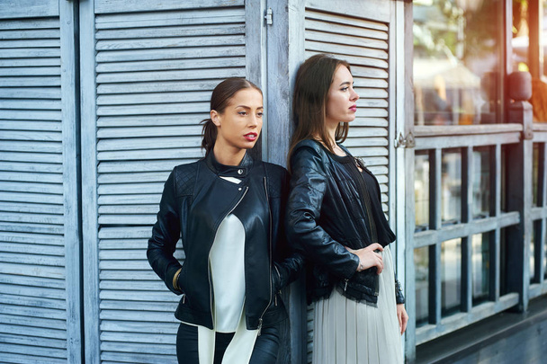две молодые стильно одетые женщины на улице
 - Фото, изображение