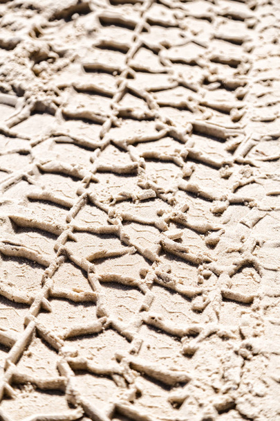 στο κομμάτι των αυτοκινήτων και φορτηγών στην άμμο, όπως abstract ιστορικό ερημική παραλία - Φωτογραφία, εικόνα