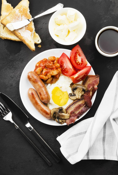 Traditional English breakfast - bacon, sausages, fried eggs, tom - Foto, afbeelding