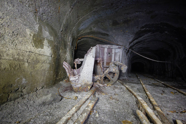 Podzemní opuštěná galerie tunelových šachet s nakládacím strojem - Fotografie, Obrázek