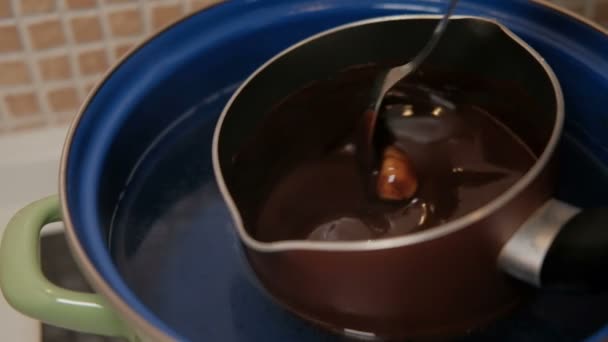 Sürecin pişirme ve erimiş sıcak çikolata - Video, Çekim