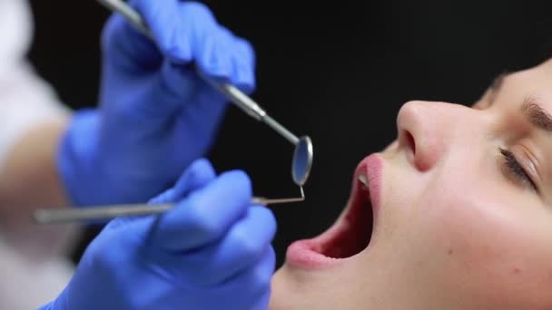 Dentist examining patients teeth, close up - Filmati, video