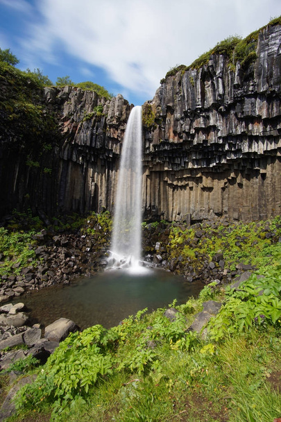 Svartifoss водоспад оточенні темно лави колони, Ісландія - Фото, зображення
