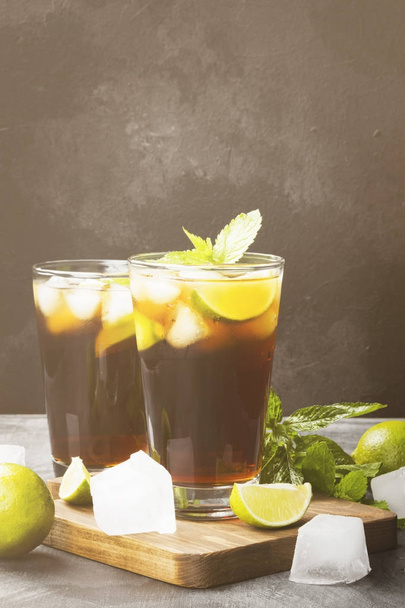 Two glasses of cocktail Cuba Libre on a dark background. Toning - Fotografie, Obrázek