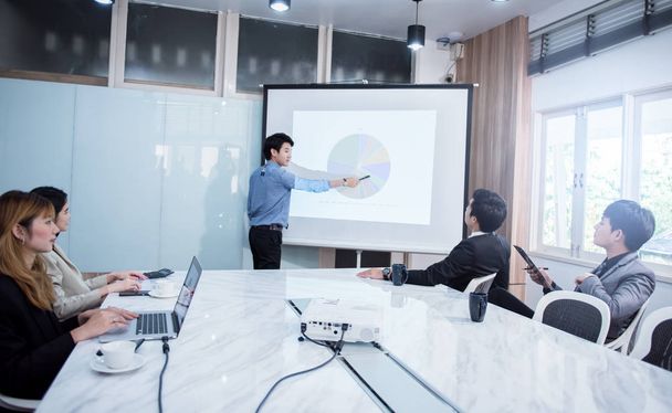 des gens d'affaires se réunissant en conférence formation ou apprentissage coaching Concept
. - Photo, image