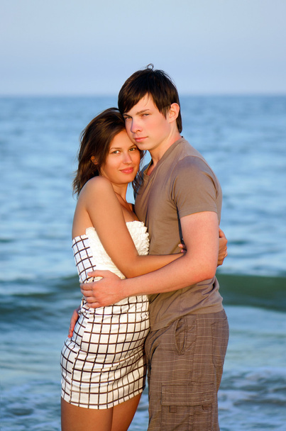 glückliches junges Paar am Strand - Foto, Bild